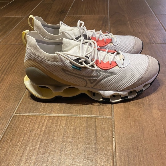 Mizuno Shoes - Mizuno Wave Prophecy beta women’s sneakers
Size 10.5